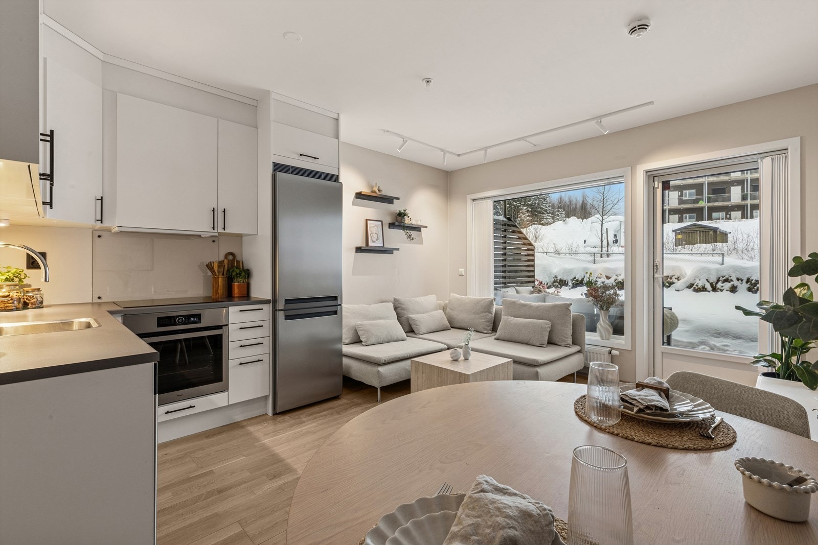 Her er store vindusflater som slipper inn mye naturlig lys og skaper en god atmosfære i rommet. Galleribilde