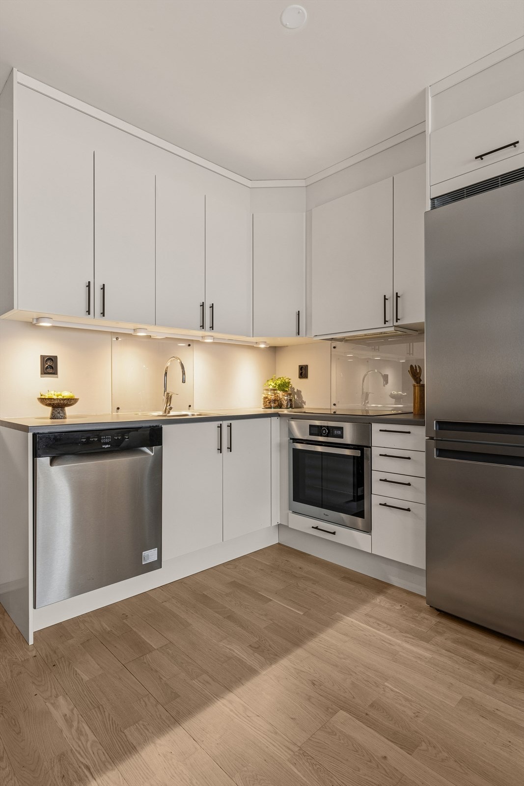 Her er det hvitevarer som stekeovn, induksjonstopp, oppvaskmaskin og kjøl-/fryseskap. Galleribilde