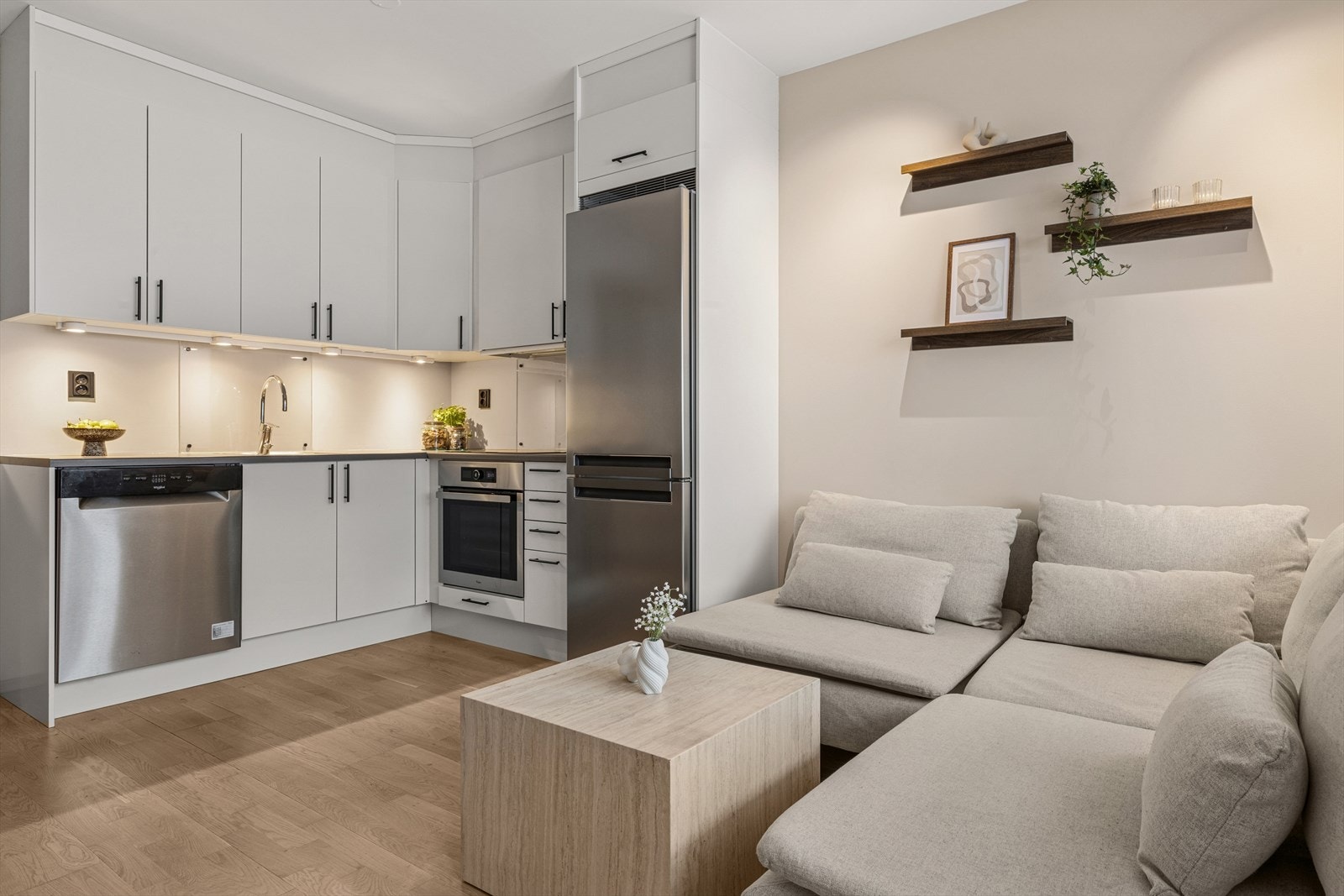 Både pent og praktisk med overskap som går helt opp til taket. Galleribilde