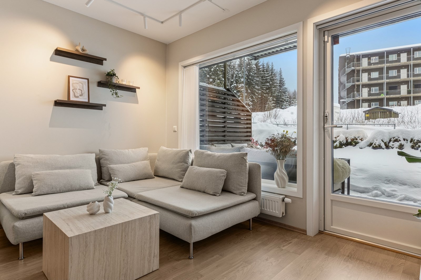 Herfra er det utgang til en solrik uteplass. Galleribilde