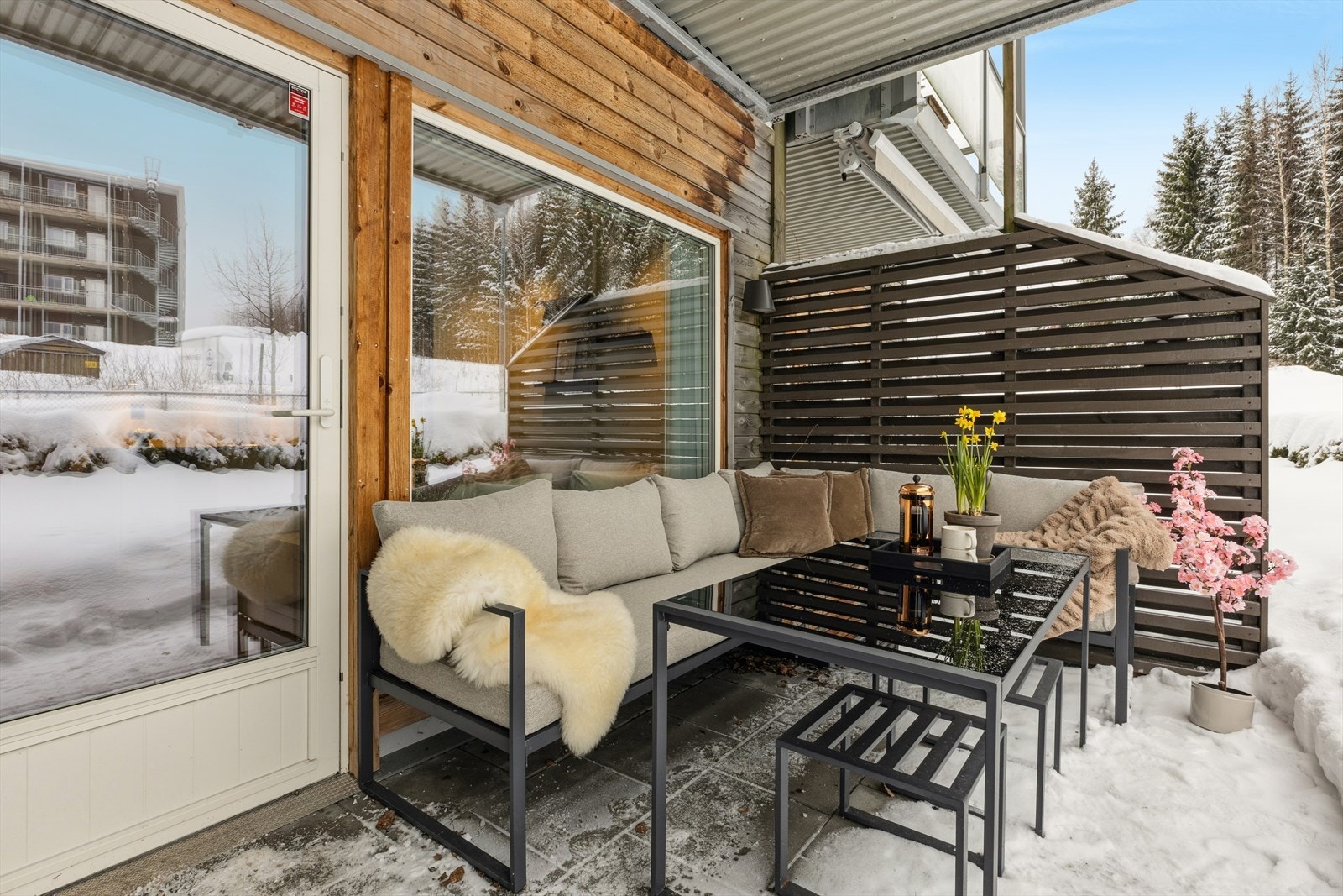 Den hellelagte uteplassen fungerer som en forlengelse av stuen på varme sommerdager. Galleribilde