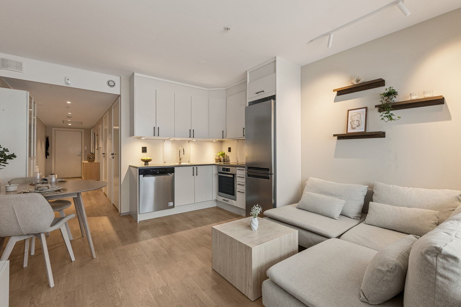 Det er åpen stue og kjøkkenløsning som gjør rommet mer sosialt. Galleribilde