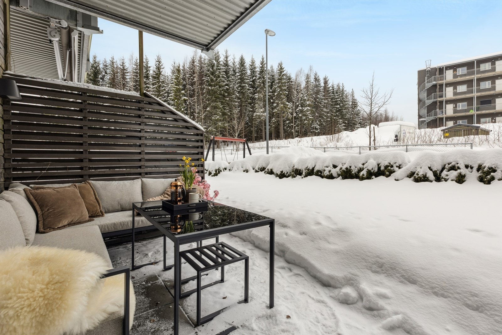 Flotte rekreasjonsmuligheter rett utenfor døra, gangavstand til Mosenteret med et variert utvalg av butikker og nært til offentlig kommunikasjon. Nordmarka er like ved med fine turstier, badevann og flotte lysløyper vinterstid. Galleribilde