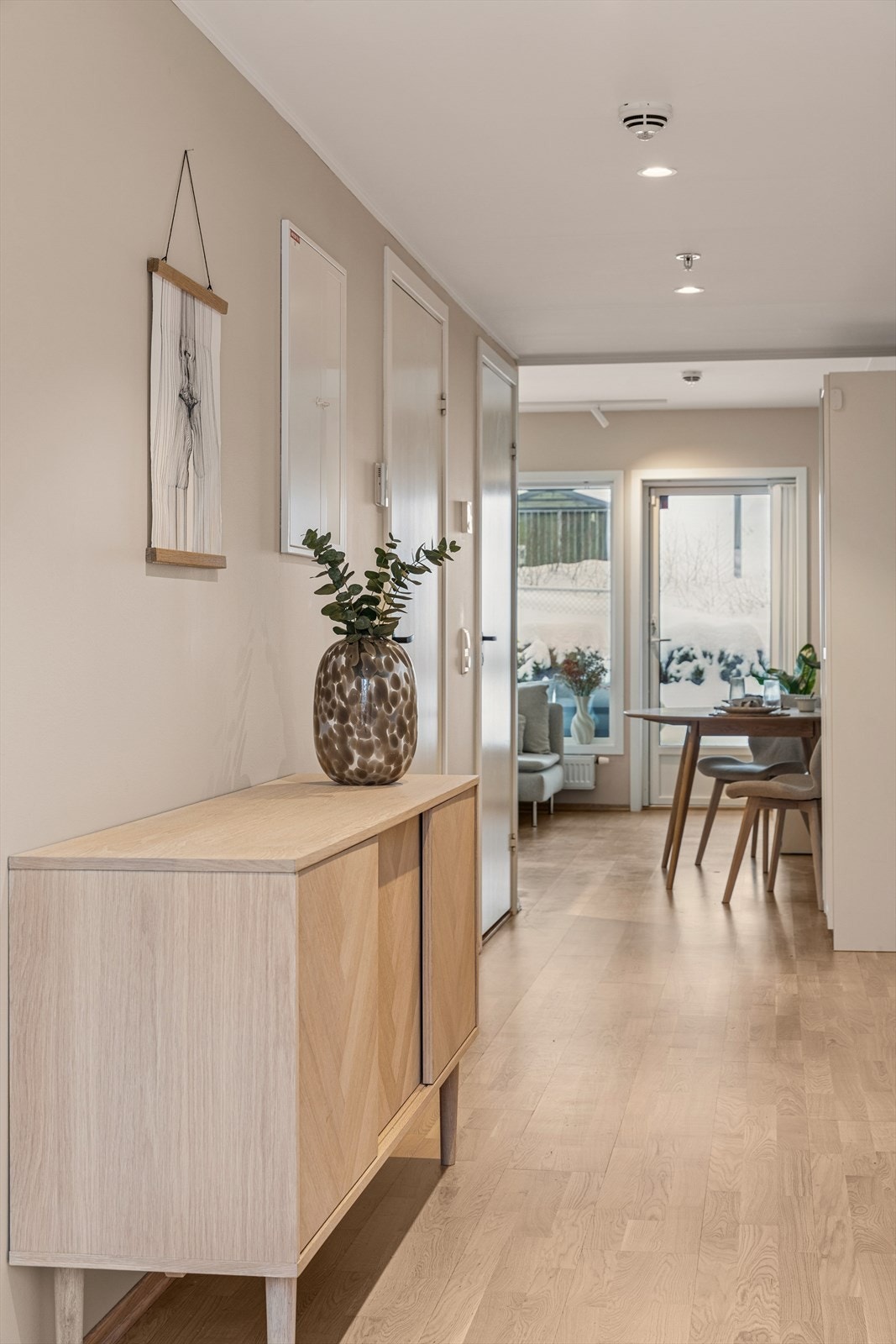 Her ønskes du velkommen inn i en entré med plass til å henge fra seg ytterklær. Galleribilde