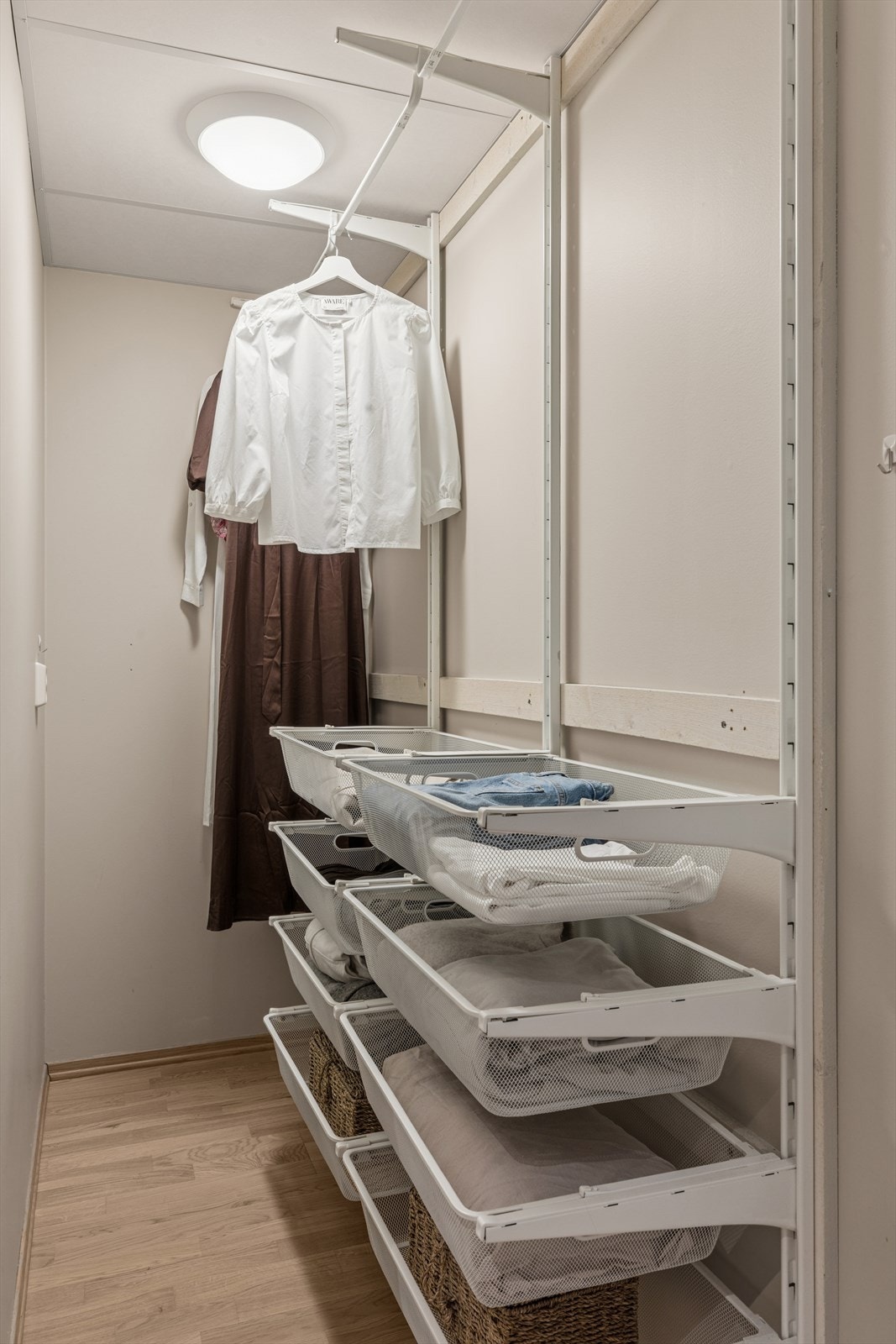 Gode lagringsmuligheter i både innvendig bod og kjellerbod. Galleribilde