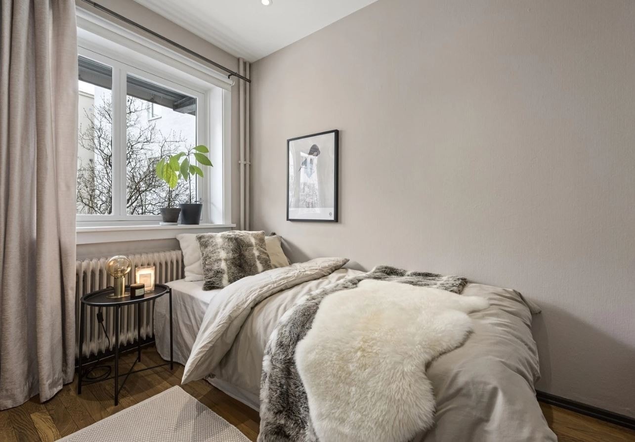 Soverom 2 vender ut mot rolig bakgård. Galleribilde