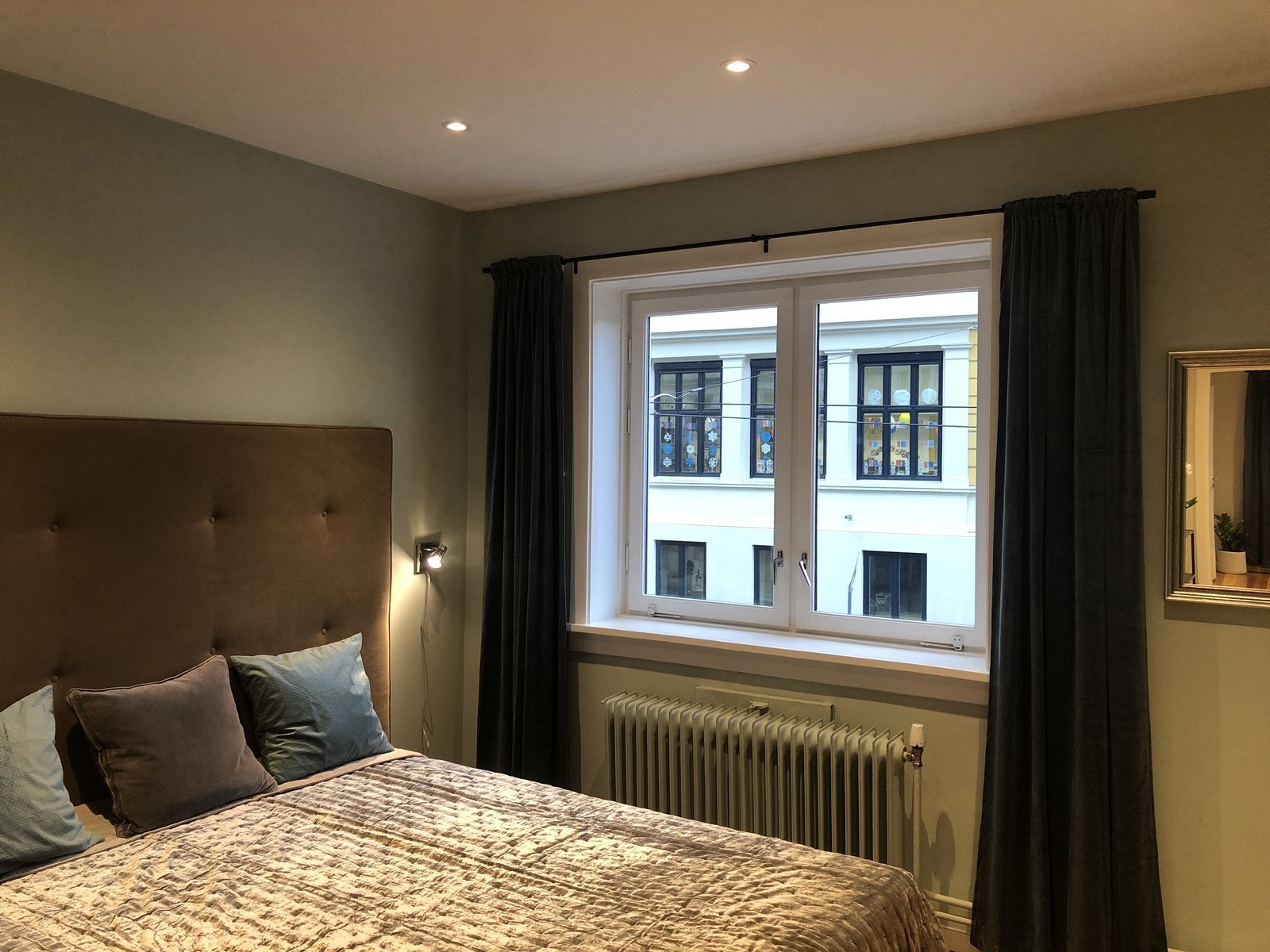 Koselig hovedsoverom med innebygget garderobe Galleribilde