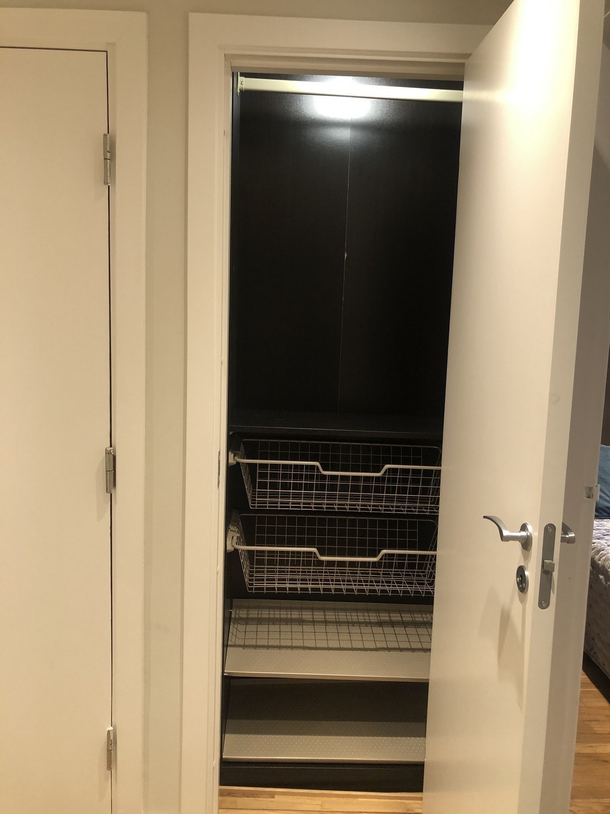 I entreen er det en praktisk garderobe for ytterklær samt en innvendig bod for ekstra lagringsplass Galleribilde