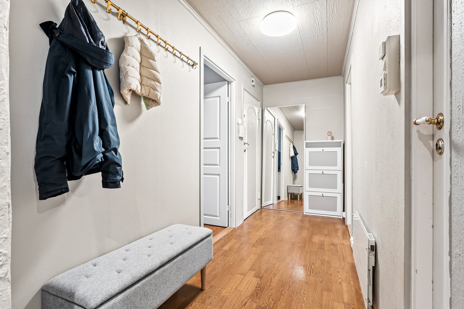 Vel inne blir man ønsket velkommen inn i en romslig entre med plass for oppheng og garderobeløsning. Galleribilde