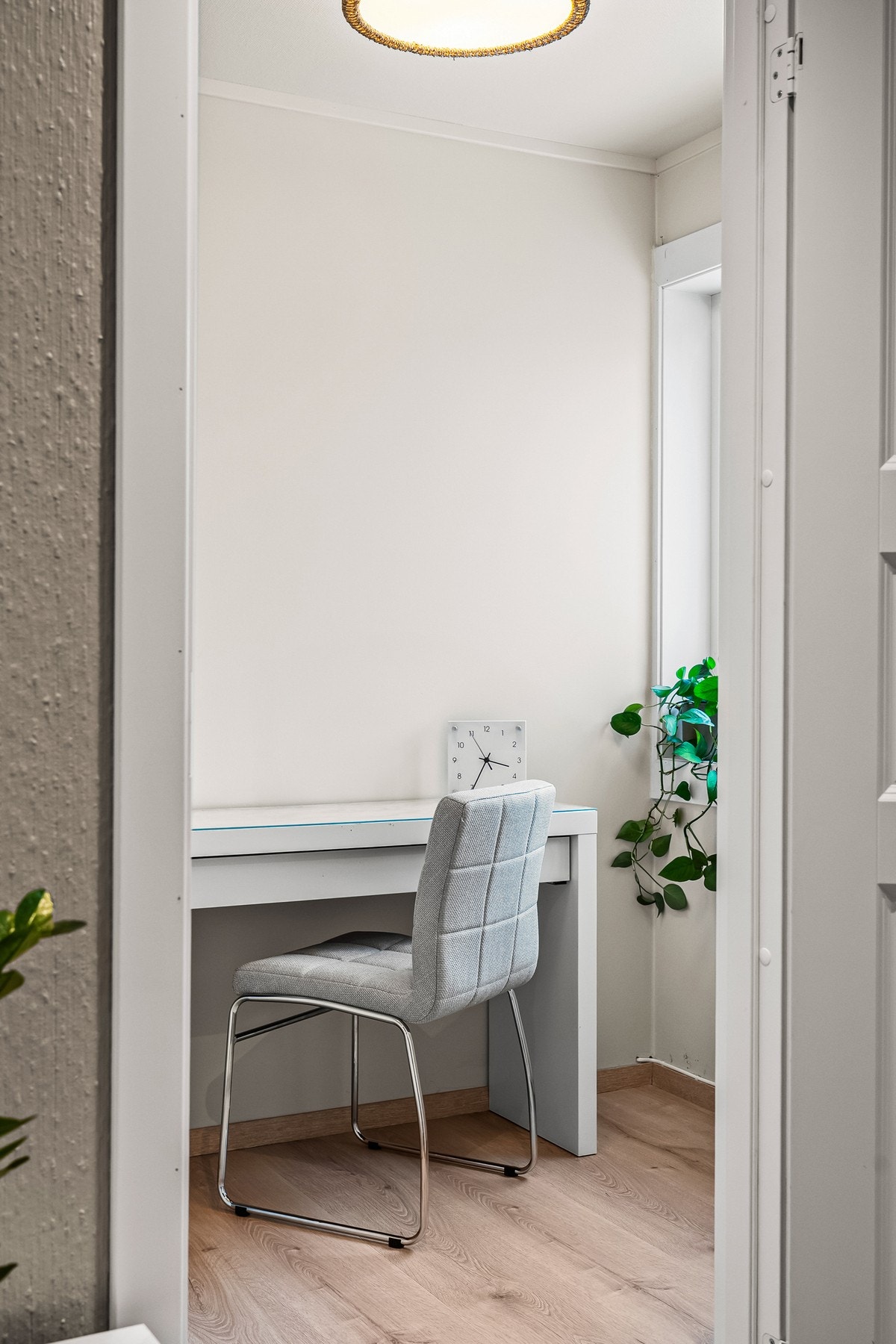 Fra stuen er det adkomst til et ekstra rom innredet som kontor. Galleribilde