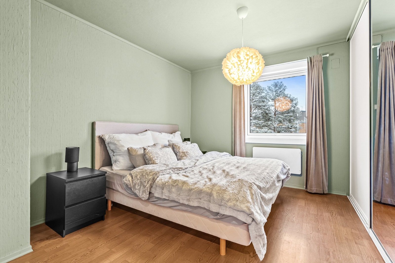 Leiligheten har to romslige soverom, samt et ekstra rom innredet og brukt som kontor. Galleribilde