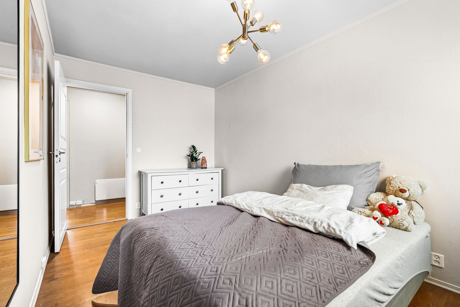 Ytterligere lagringsplass finnes i 3 stk. kjellerboder på til sammen ca. 8 kvm. Galleribilde