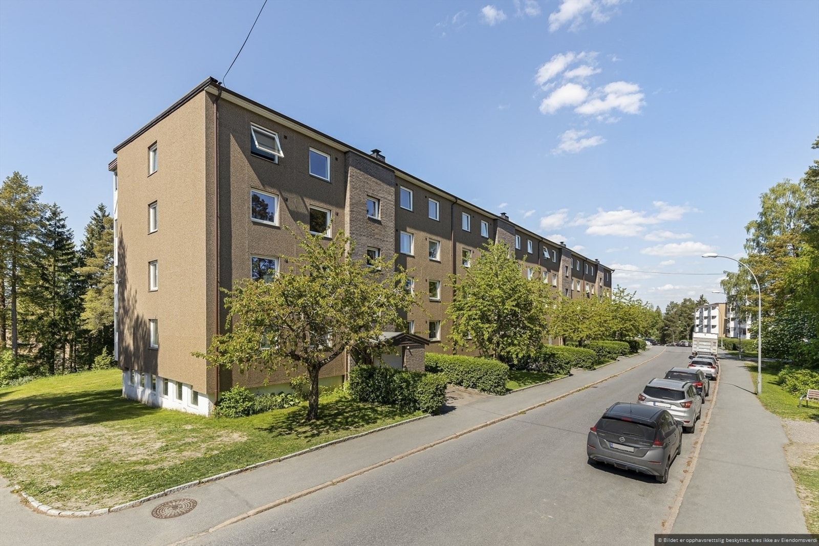 Skjermet og rolig beliggenhet i en enveiskjørt gate. Sentralt med kort gangavstand til bla. Østmarka, offentlig kommunikasjon og idrettsanlegg. Galleribilde