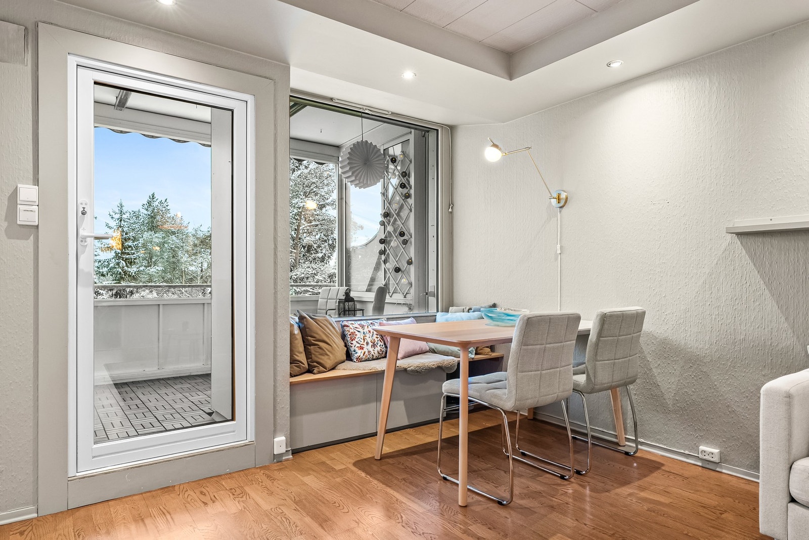 Rommet får godt med naturlig lysinnslipp fra store vindusflater mot vest. Vinduene og balkongdøren ble skiftet i regi av borettslaget i 2016/17. Galleribilde