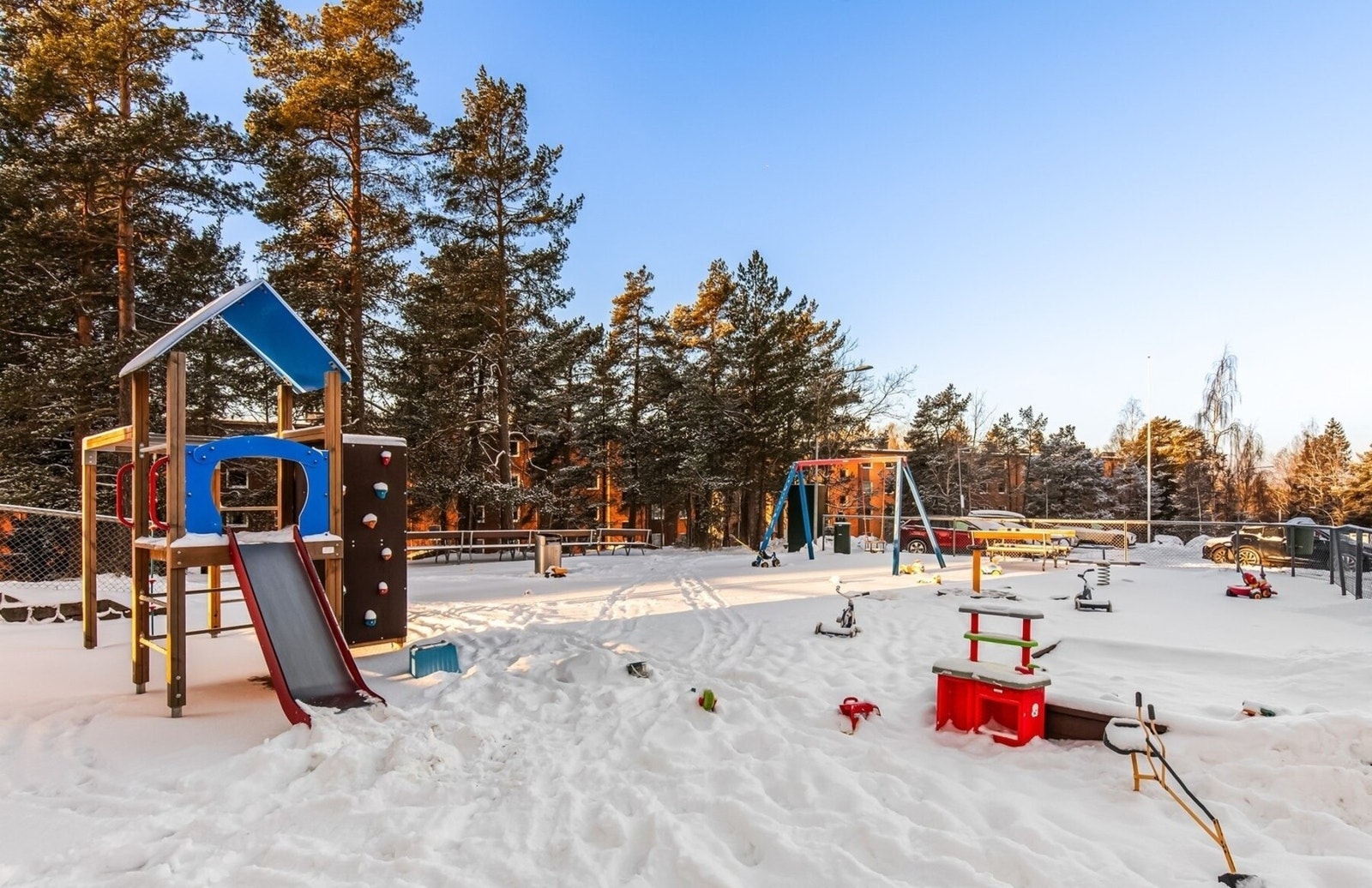 Det er fine grøntområder rundt bebyggelsen i borettslaget og lekeplass for de minste. Galleribilde