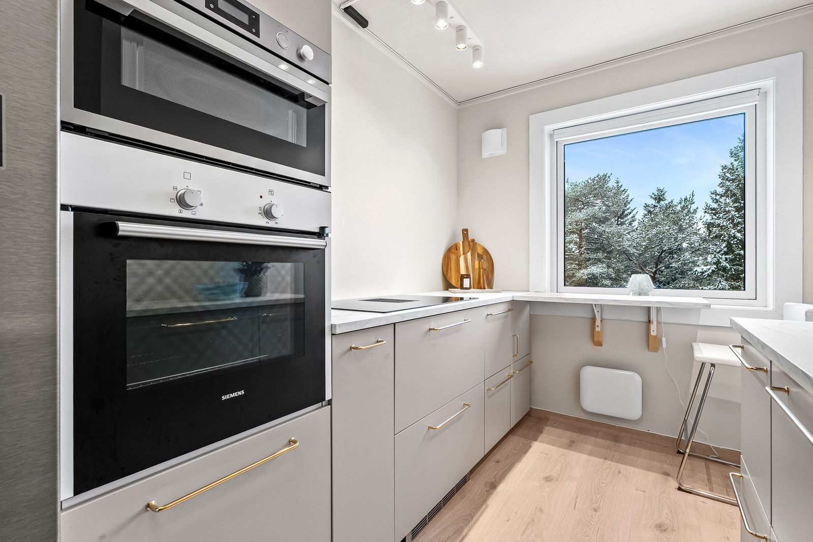 Fra kjøkkenet er det hyggelig utsyn og kjøkkenet er utstyrt med integrerte hvitevarer, med unntak av kjøleskap. Galleribilde