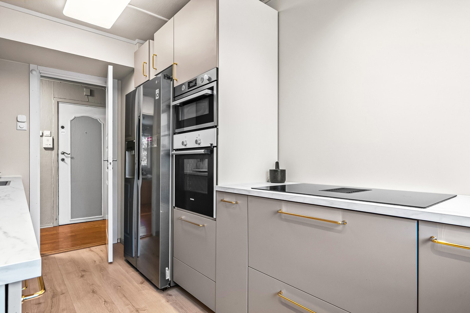 Det er installert automatisk lekkasjestopper til oppvaskmaskinen og komfyrvakt til platetoppen. Galleribilde