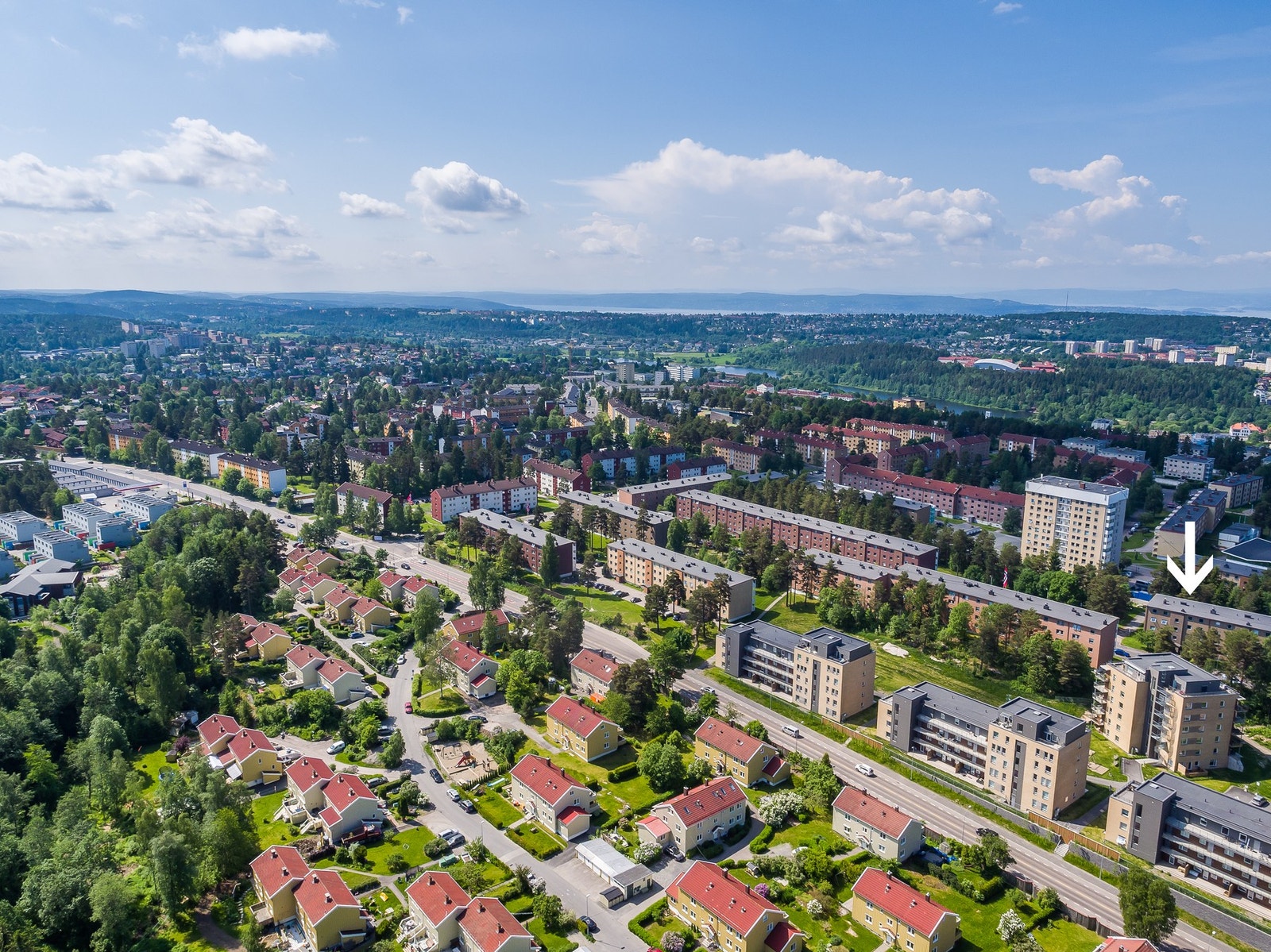 Boligen har en attraktiv og tilbaketrukket beliggenhet med umiddelbar nærhet til Østmarka. Det er kort vei til butikker/sentre, offentlig kommunikasjon, idrettsanlegg, skoler og barnehager. Galleribilde