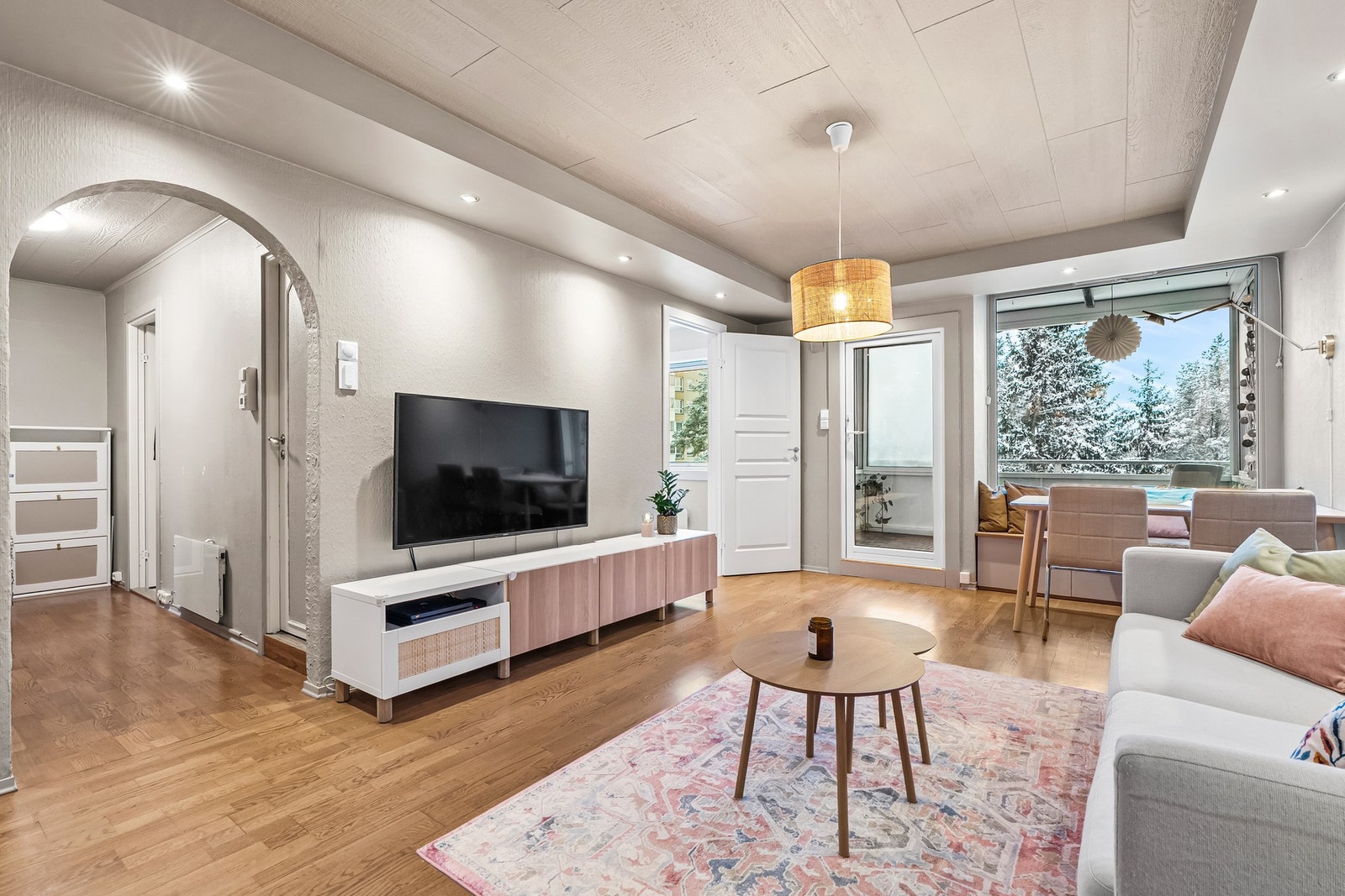 Stuen er et lyst og innbydende oppholdsrom med fin plass til både sofa, TV og spisebord. Galleribilde