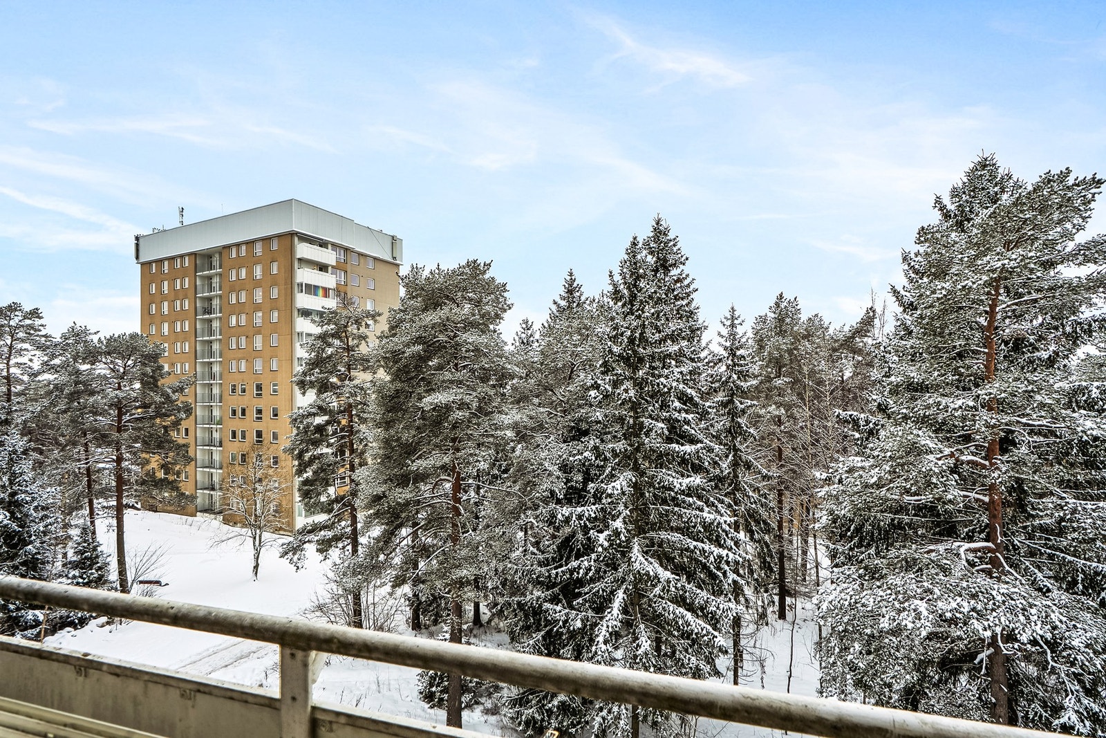 Hyggelig utsyn fra balkongen mot et grøntareal. Galleribilde