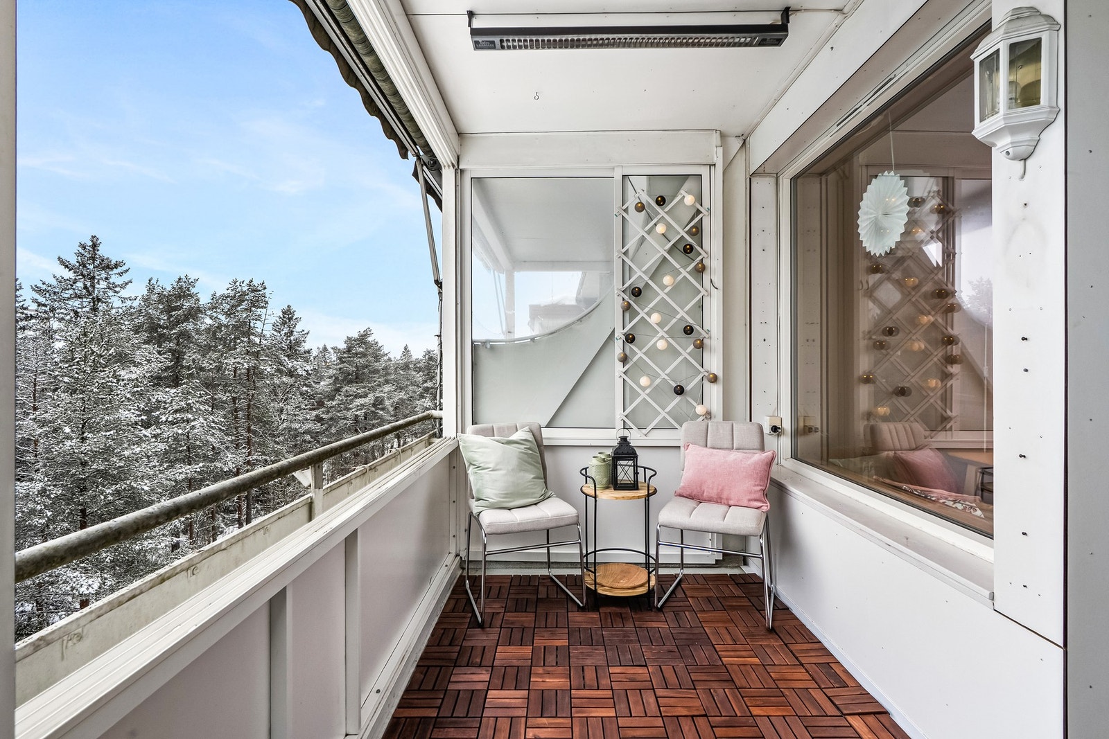 Fra stuen er det utgang til en vestvendt, innglasset balkong på ca. 6,9 kvm. Det er montert markise for solskjerming og terrassevarmer. Galleribilde