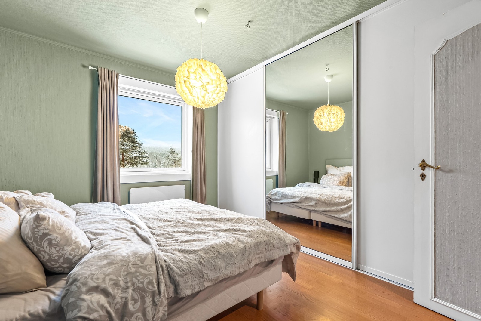 Hovedsoverommet har en romslig garderobeløsning som gir rikelig med oppbevaringsplass. Galleribilde