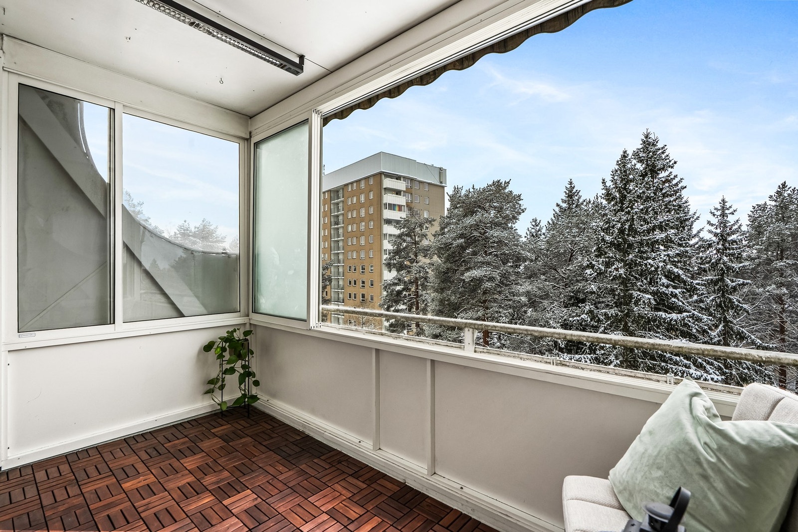 Vetlandsfaret 3B er en lys og pen 3(4)-roms toppleilighet med solrik, vestvendt balkong, vedovn og pent kjøkken fra 2024/25. Galleribilde