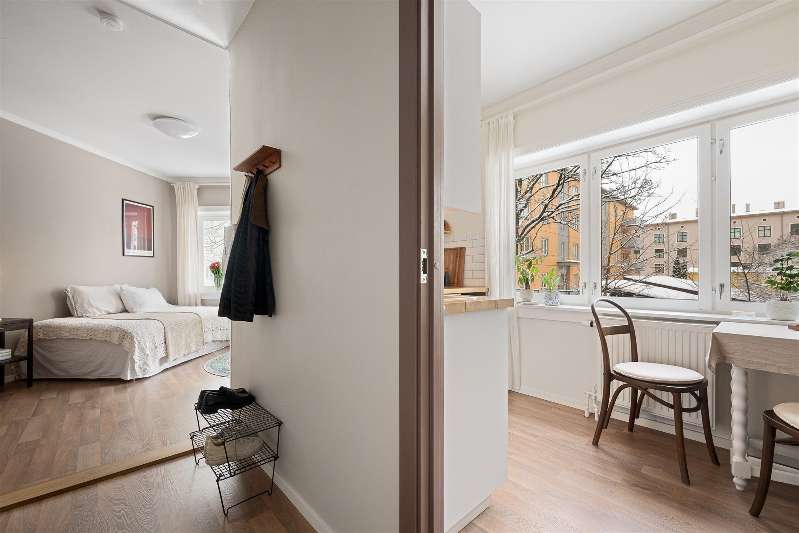 De store vindusflatene fyller hele leiligheten med deilig dagslys Galleribilde