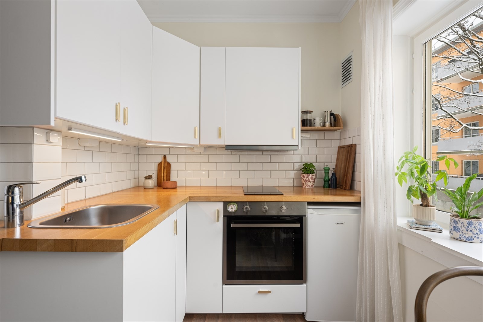 Den romslige kjøkkenbenken byr på rikelig med boltreplass for hobbykokken, samtidig som det er god lagringsplass i skuffer og skap Galleribilde