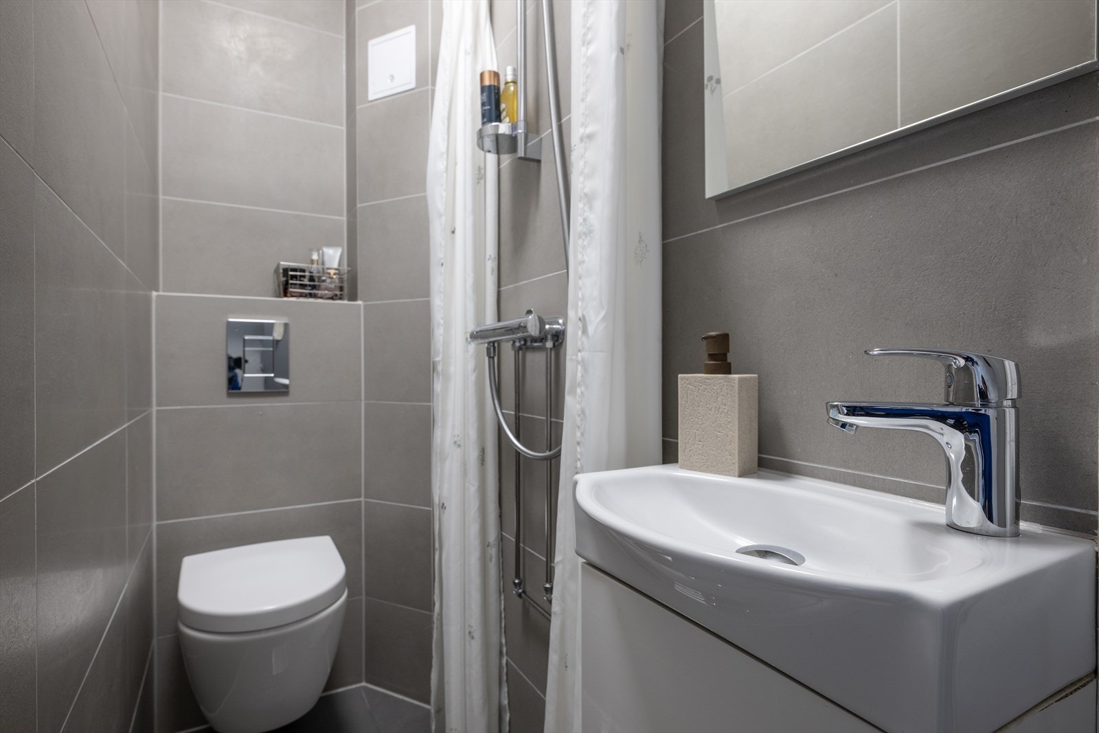 Delikat bad fra 2021 med lun gulvvarme som skaper en behagelig atmosfære Galleribilde