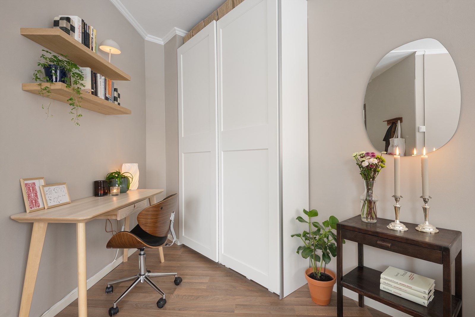 Her er det bl.a. god plass til skap og et hyggelig hjemmekontor Galleribilde