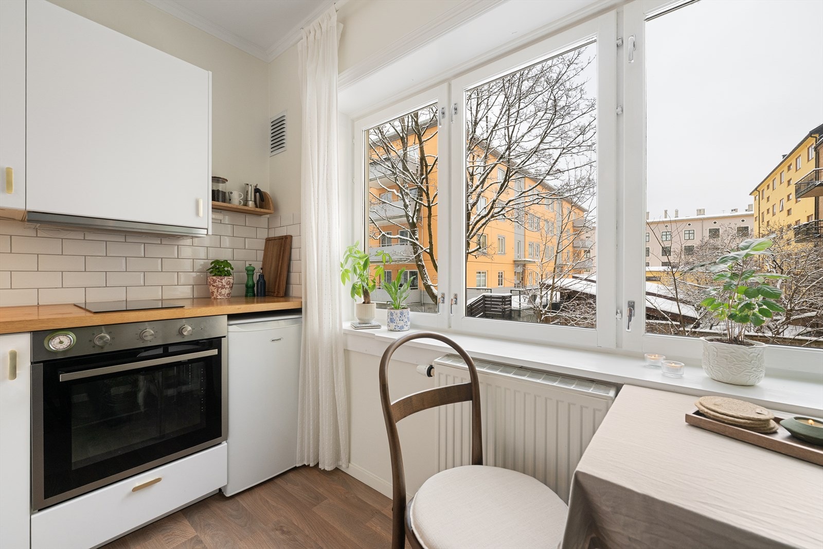 Her kan måltider og morgenkaffen nytes, samtidig som man ser ut på bakgårdens frodige omgivelser Galleribilde