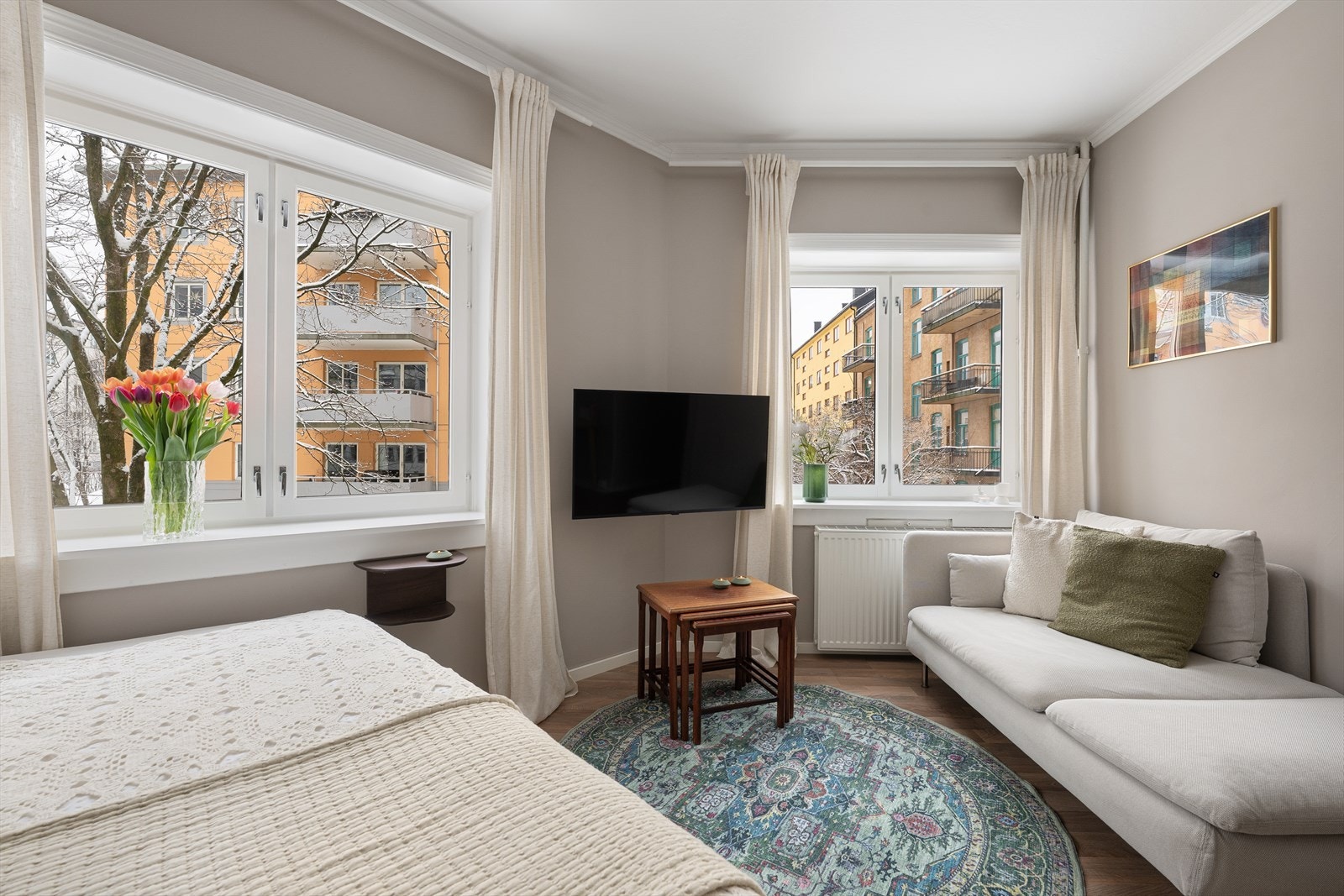 Leiligheten har en lys og romslig stue, med store vindusflater som fyller leiligheten med deilig dagslys - frodig og idyllisk utsyn gjennom de store stuevinduene Galleribilde