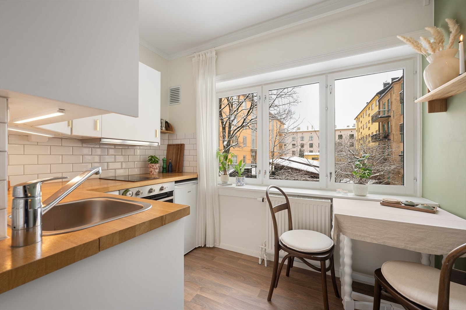 Separat fra stuen ligger et stilrent og velutstyrt kjøkken fra 2021 Galleribilde