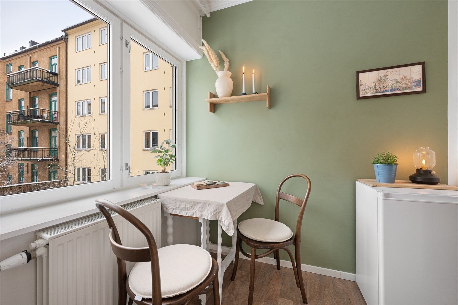 Smakfull kontrastvegg som er malt opp i en delikat grønntone Galleribilde