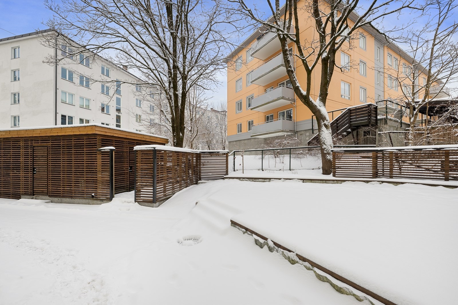 Flott og skjermet gårdsrom som er oppusset med ny sykkelparkering Galleribilde