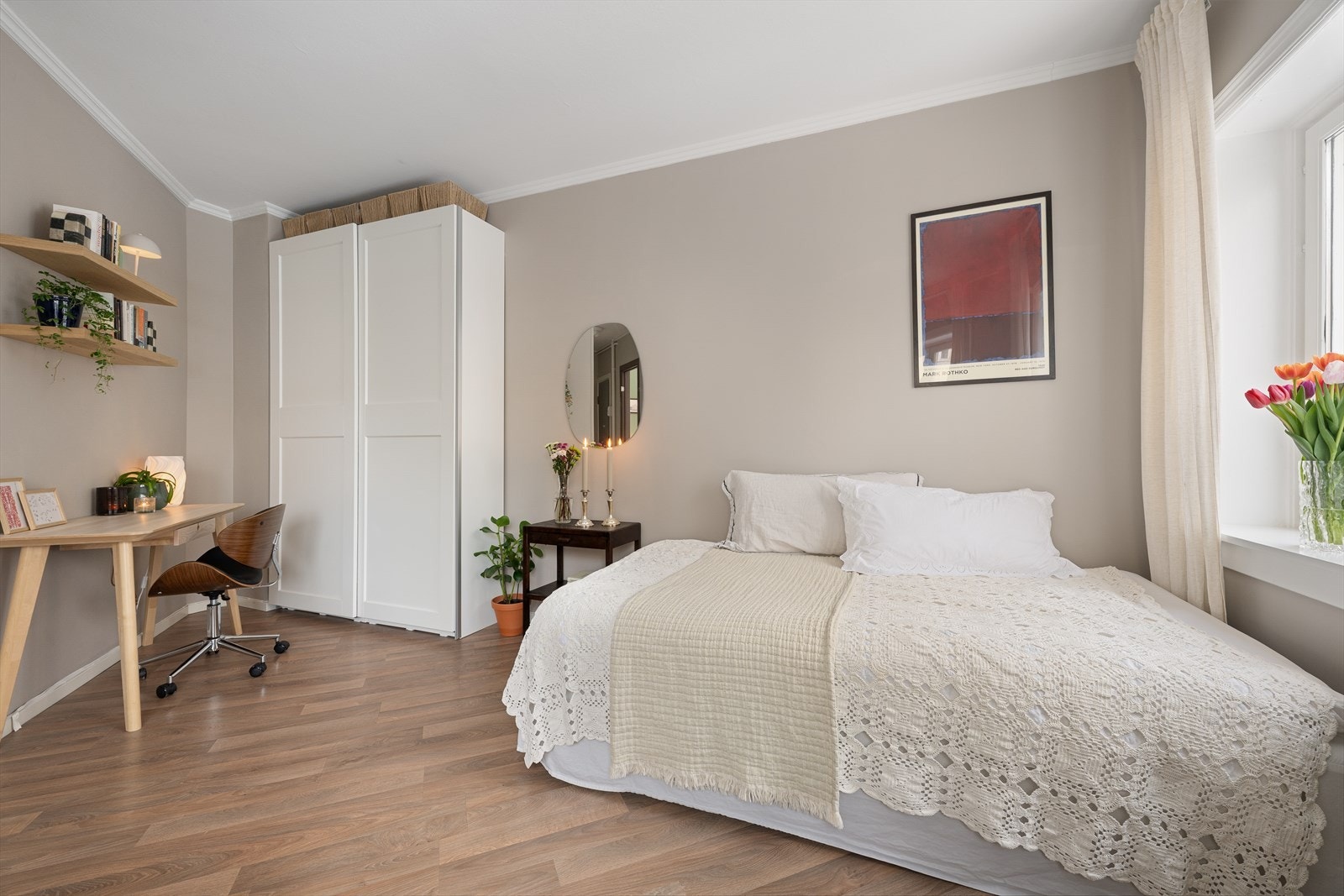 Veggflatene ble i 2025 malt opp i en delikat sandtone, som harmonerer utmerket mot det smakfulle laminatgulvet fra 2021 Galleribilde