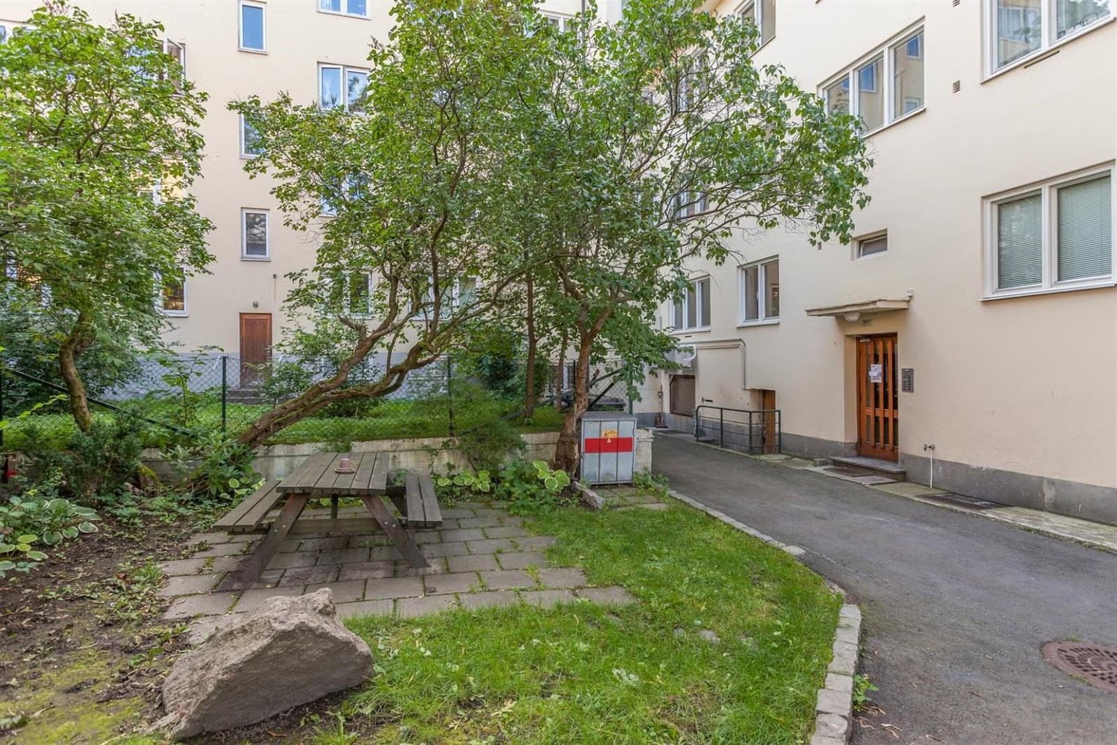 Frodig og idyllisk gårdsrom Galleribilde