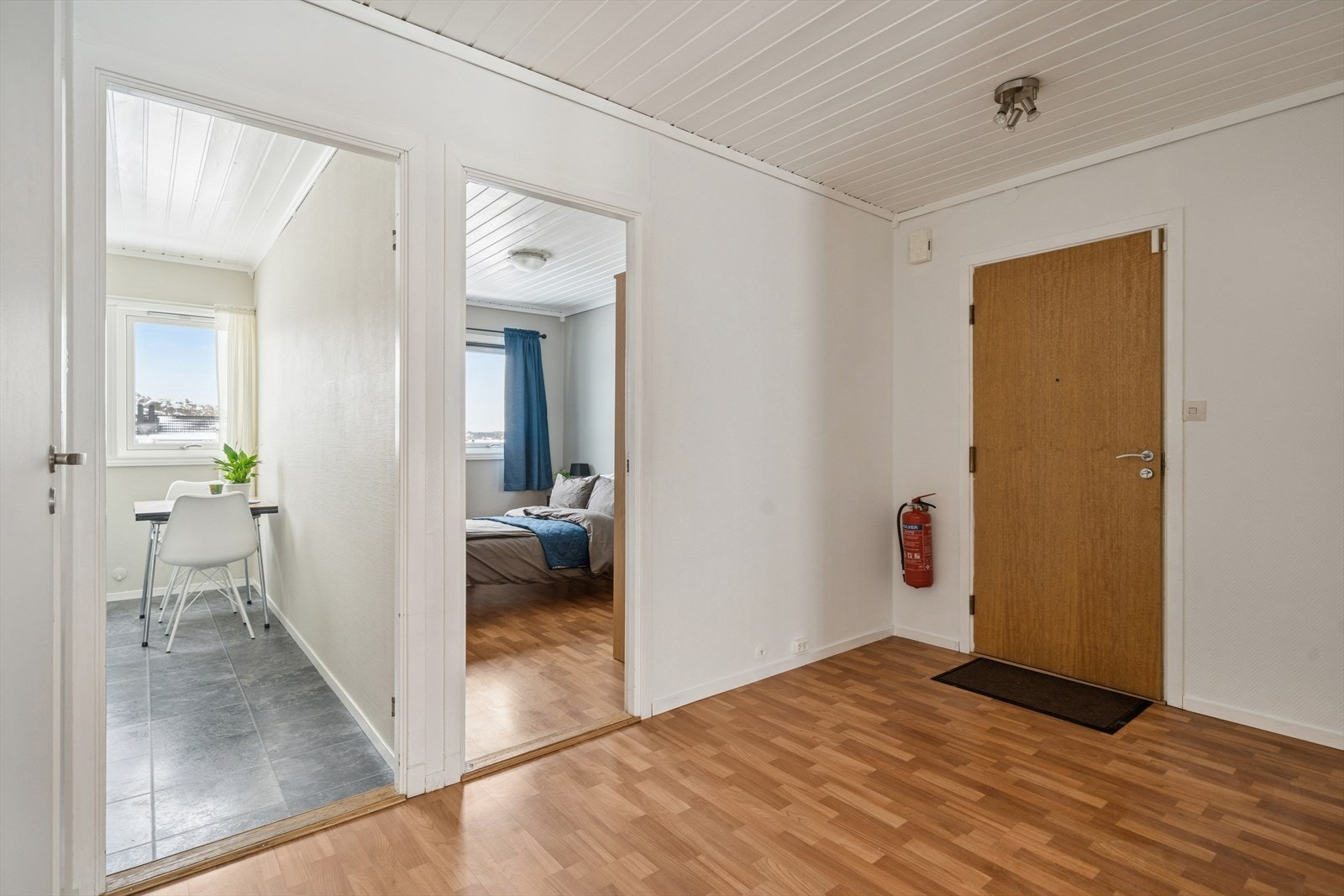 Entreen er sentralt plassert og tar deg til samtlige av leilighetens rom. Galleribilde