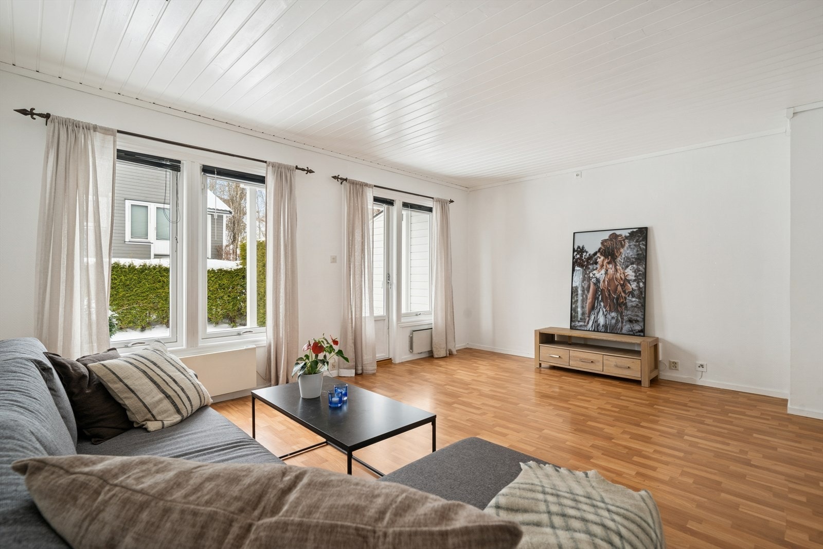 Stuen er romslig med store vindusflater i front som gir et godt lys i rommet. Galleribilde