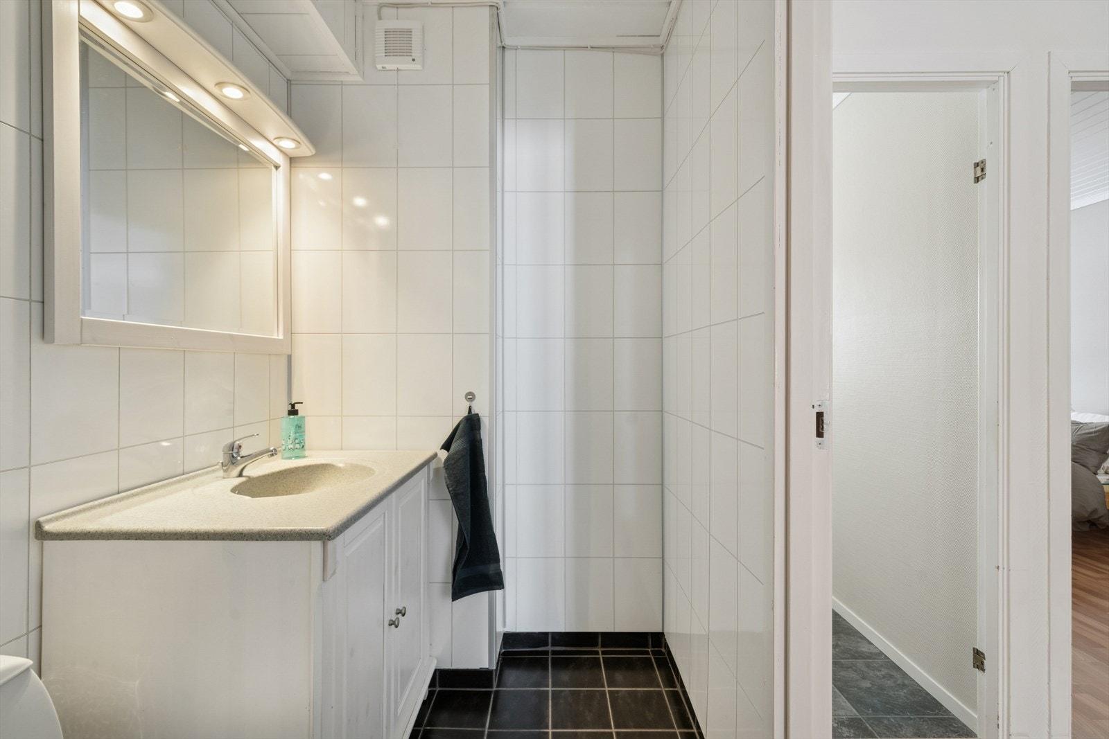 Badet har flislagt gulv med varmekabler og baderomsplater på veggene. Galleribilde