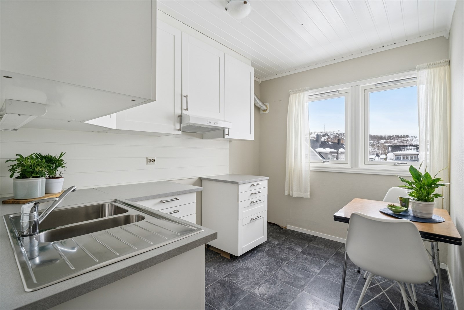 Det er avsatt plass for frittstående hvitevarer og det er plass til et trivelig frokostbord. Galleribilde