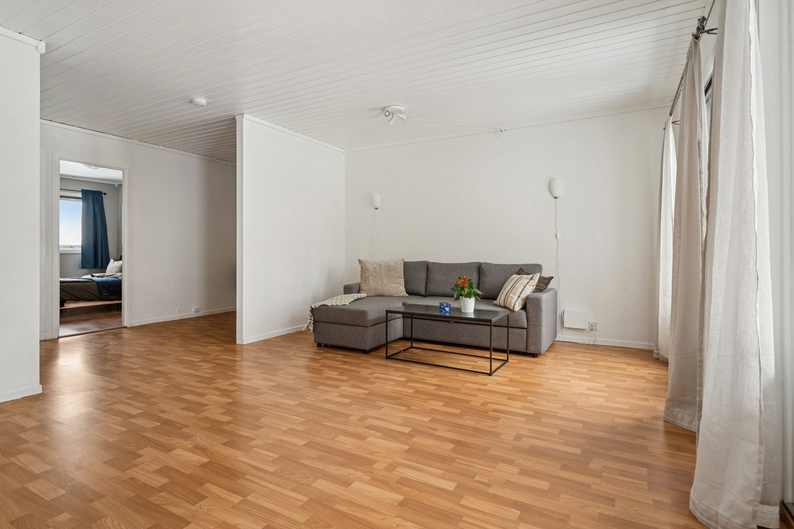 Det er lysmalte vegger og tak samt laminat på gulvet. Galleribilde