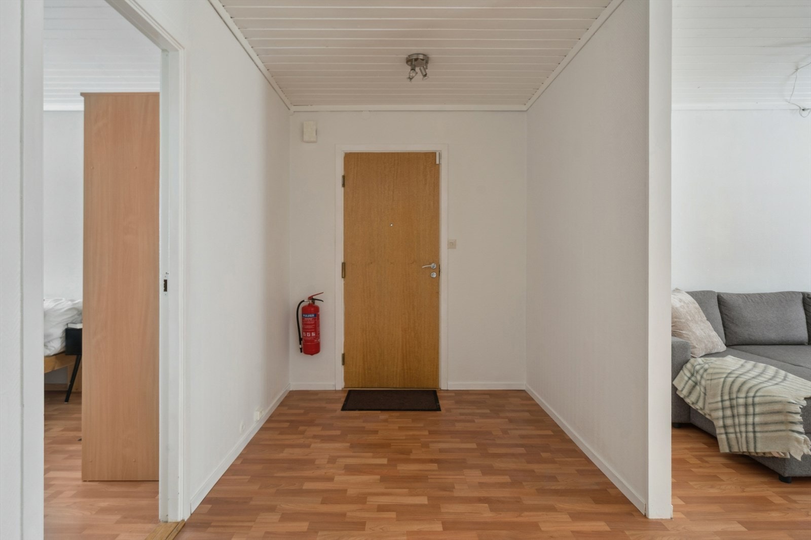 Du ønskes velkommen inn i entreen fra felles inngangsparti. I entreen er det gode muligheter for praktisk oppbevaring av yttertøy og sko. Galleribilde