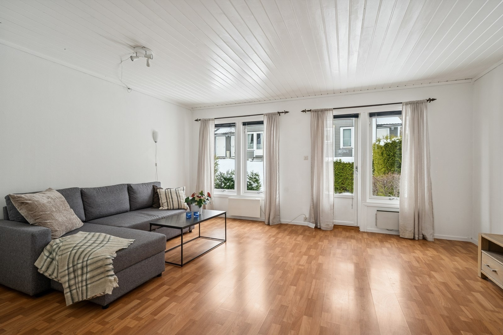 Stuen har god plass til både spisebord og sofakrok. Galleribilde