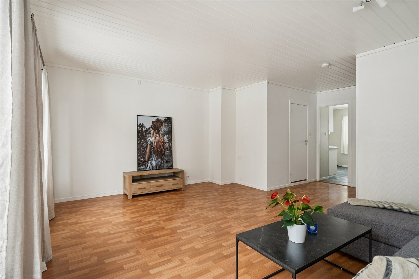 Boligen er tilknyttet Sandefjord Bredbånd som leverandør av Tv og internett gjennom felleskostnader. Galleribilde