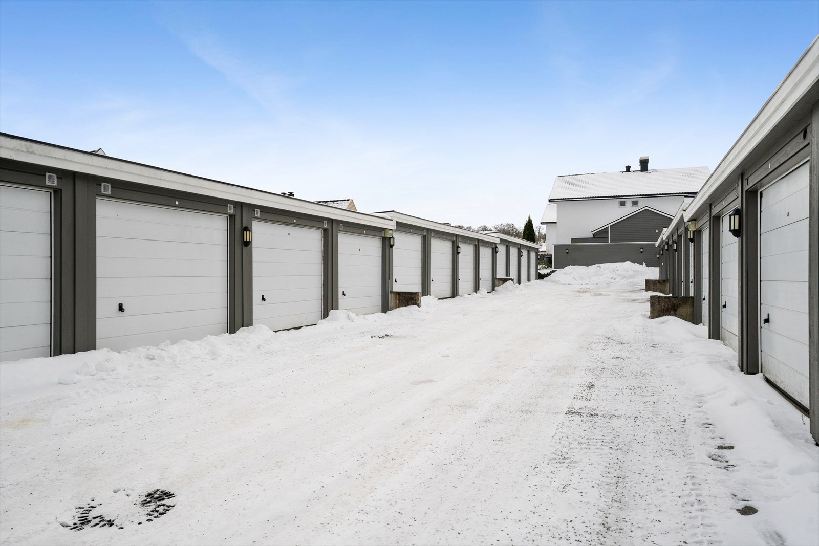 Garasje i felles rekke. Ellers parkering etter områdets bestemmelser. Galleribilde