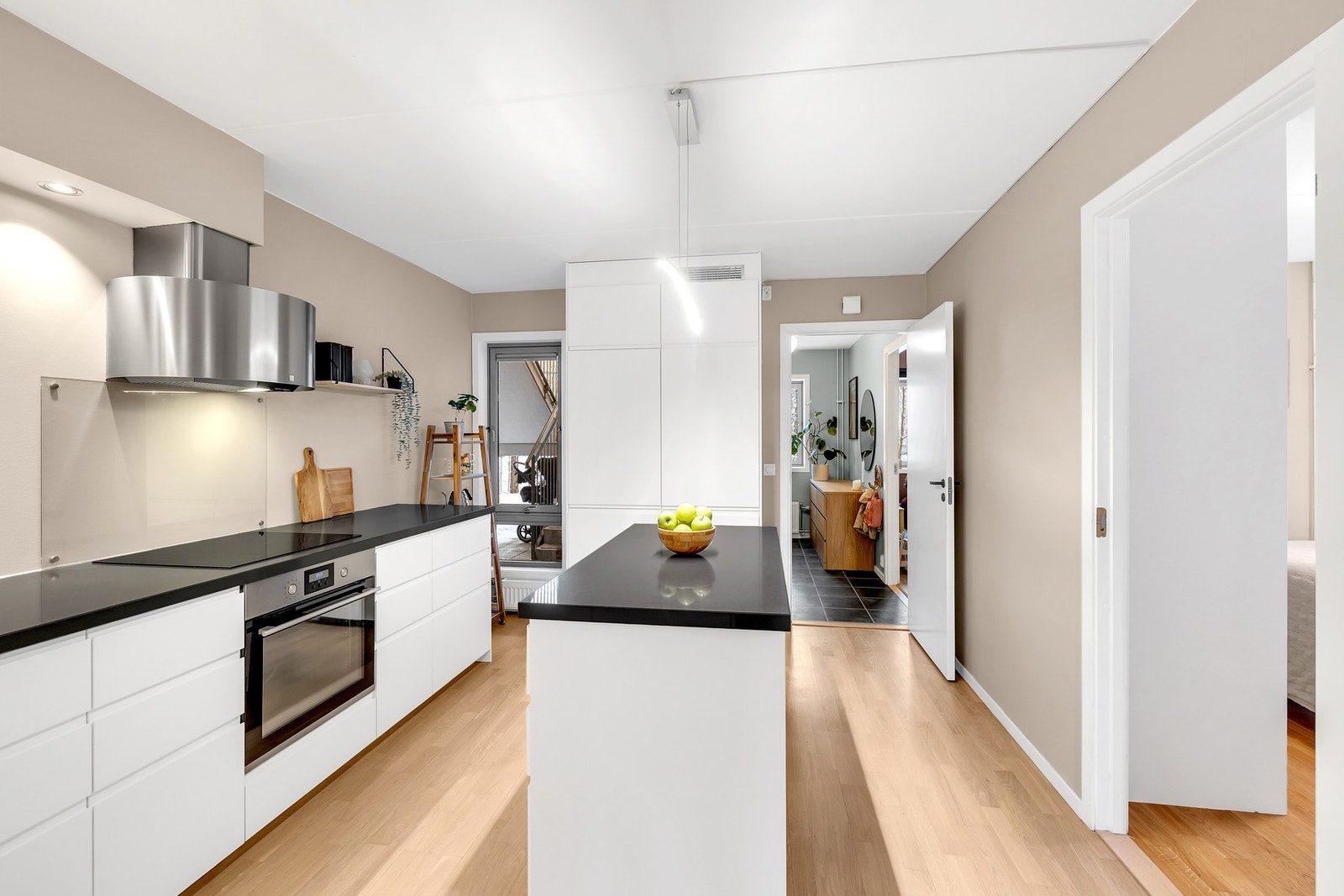 Boligen har et lyst og innbydende kjøkken med god skap- og benkeplass. Galleribilde