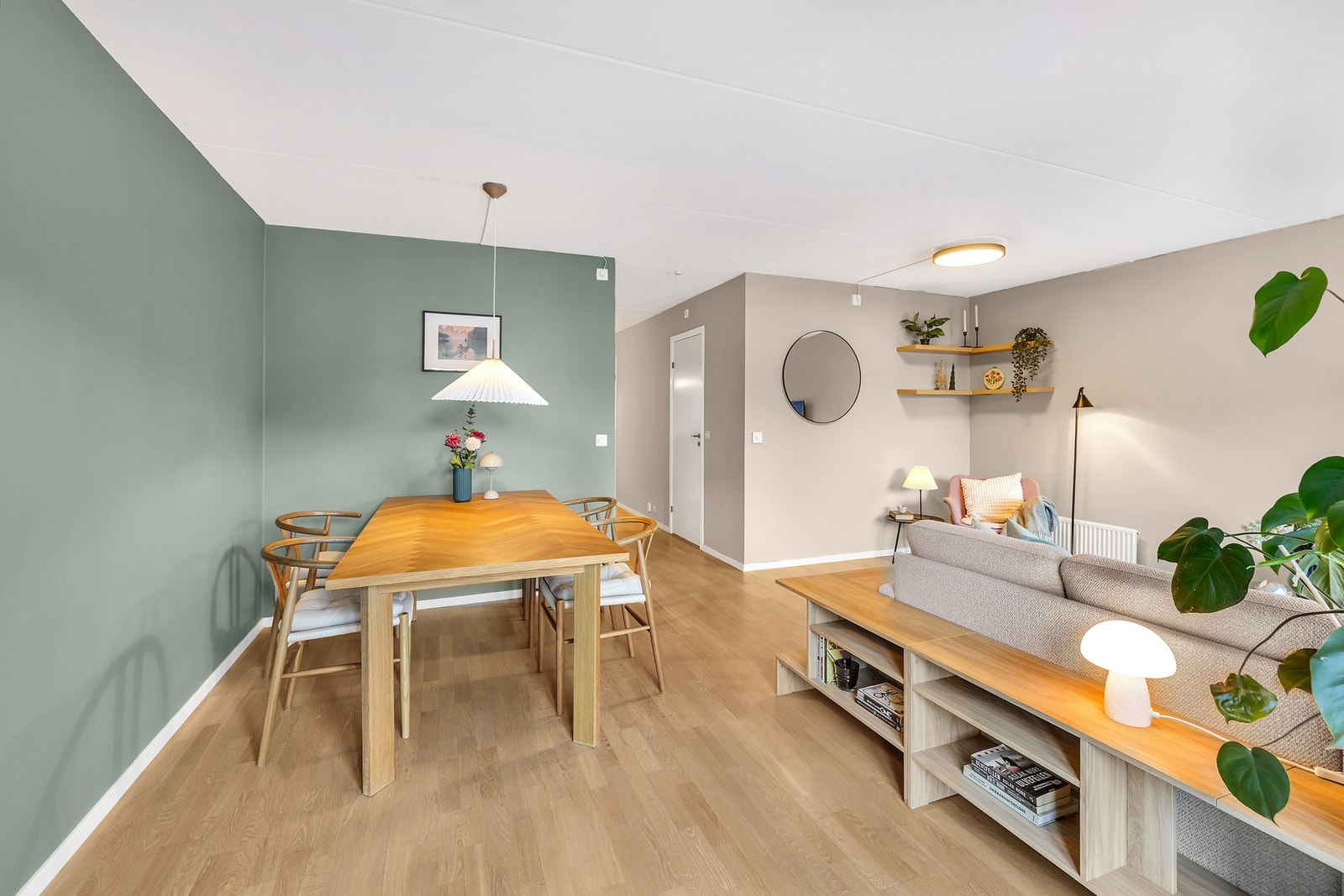 Den åpne løsningen gir fleksible møbleringsmuligheter, enten du ønsker en romslig sofagruppe, lesekrok eller plass til et stort spisebord. Galleribilde