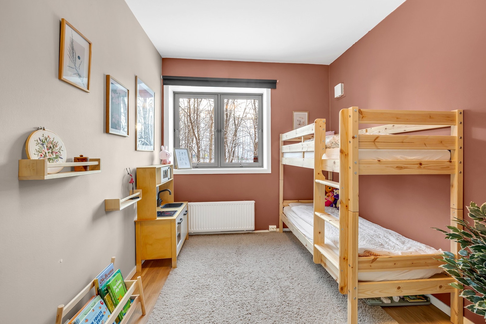 Soverom nr.2 er av god størrelse med plass til seng og tilhørende møblement. Galleribilde